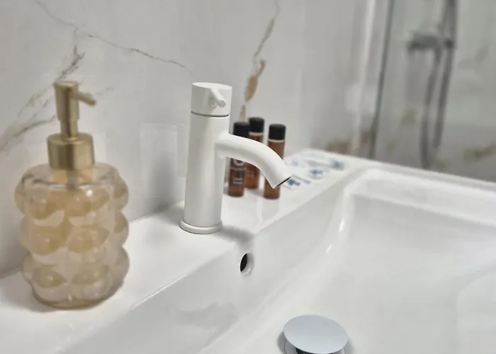 Xtn House Airport With Parking